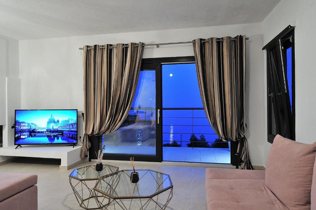 TV a/nebo společenská místnost v ubytování Golden King Villas
