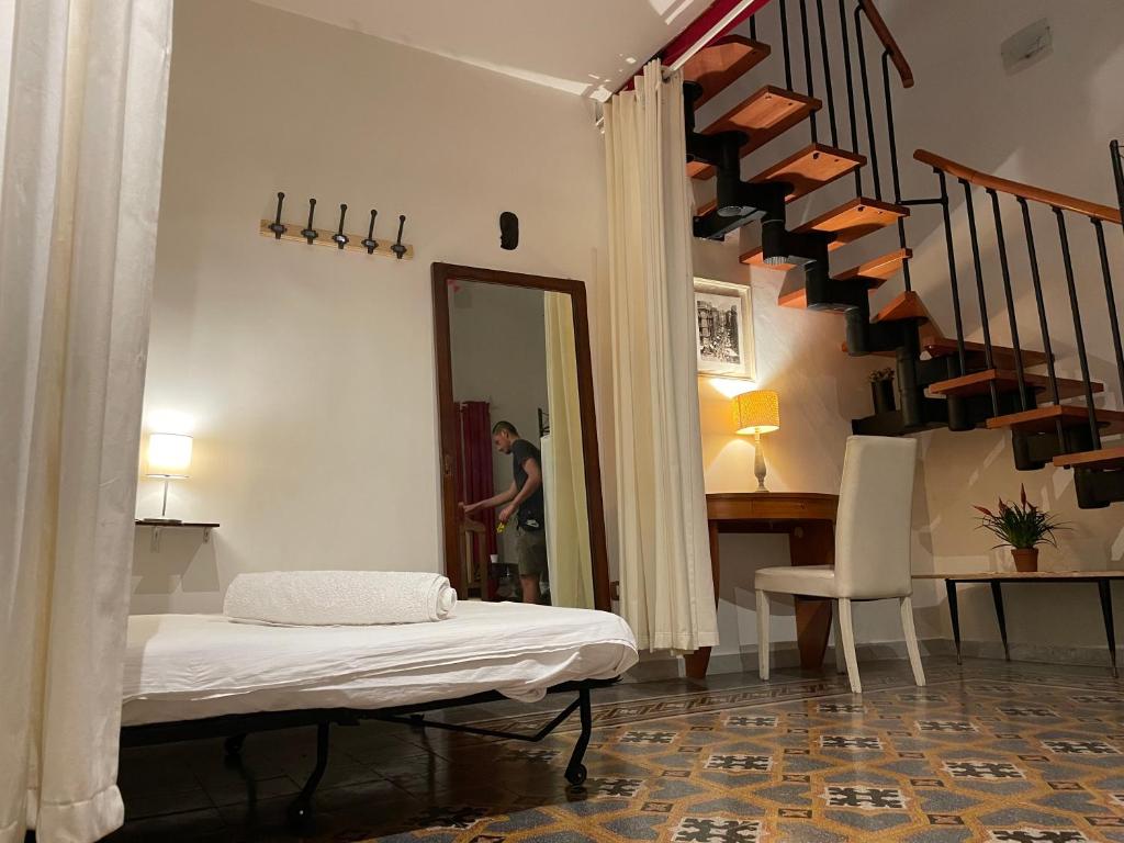 eine Person, die in einem Zimmer mit einer Treppe steht in der Unterkunft Indipendent Apartment in Neapel