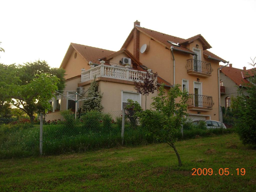 una casa con un balcón en el lateral. en Alsóhegyi Apartmanok, en Zalakaros