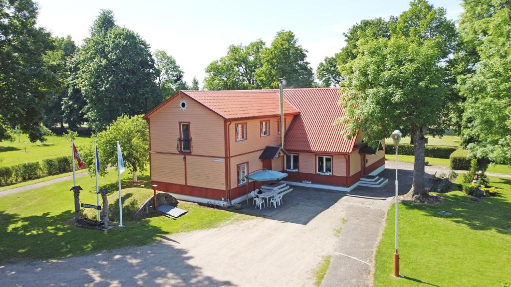 una vista aérea de una pequeña casa en un parque en "Senoji sodyba", en Anykščiai