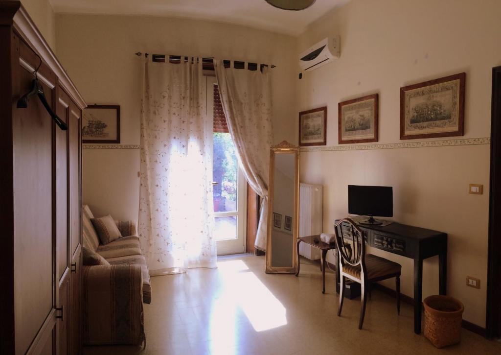 TV a/nebo společenská místnost v ubytování B&B Borgomarino