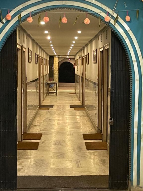 korytarz w budynku z łukiem w obiekcie Atithi Guest House w mieście Siliguri