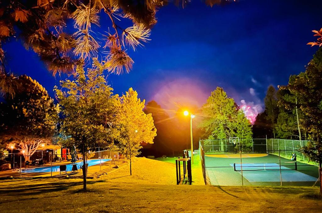 卡斯特的住宿－Bavarian Inn, Black Hills，夜间公园内的网球场
