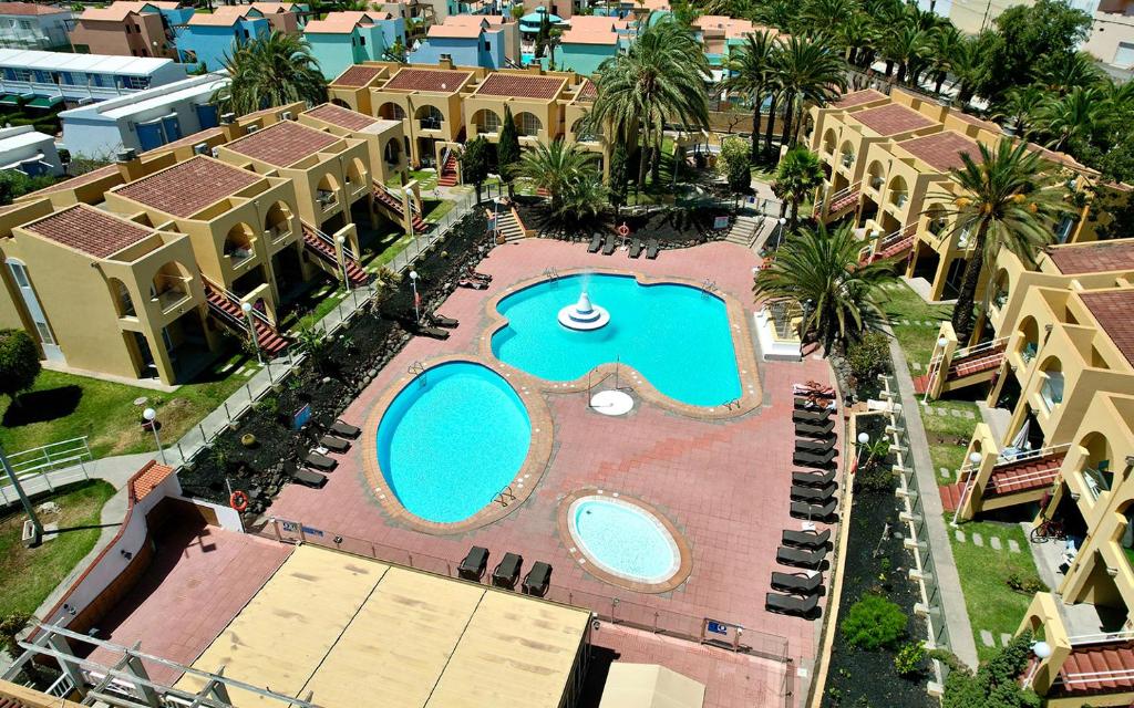 Una vista aérea de un complejo con dos piscinas. en Frida cozy house Maspalomas, en Maspalomas