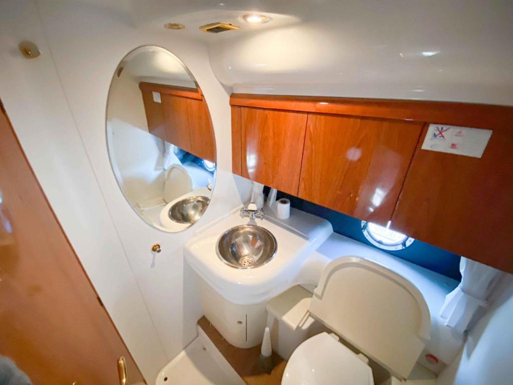 małą łazienkę z toaletą i umywalką w obiekcie Daily Cruises Private Yachts w mieście Zakintos
