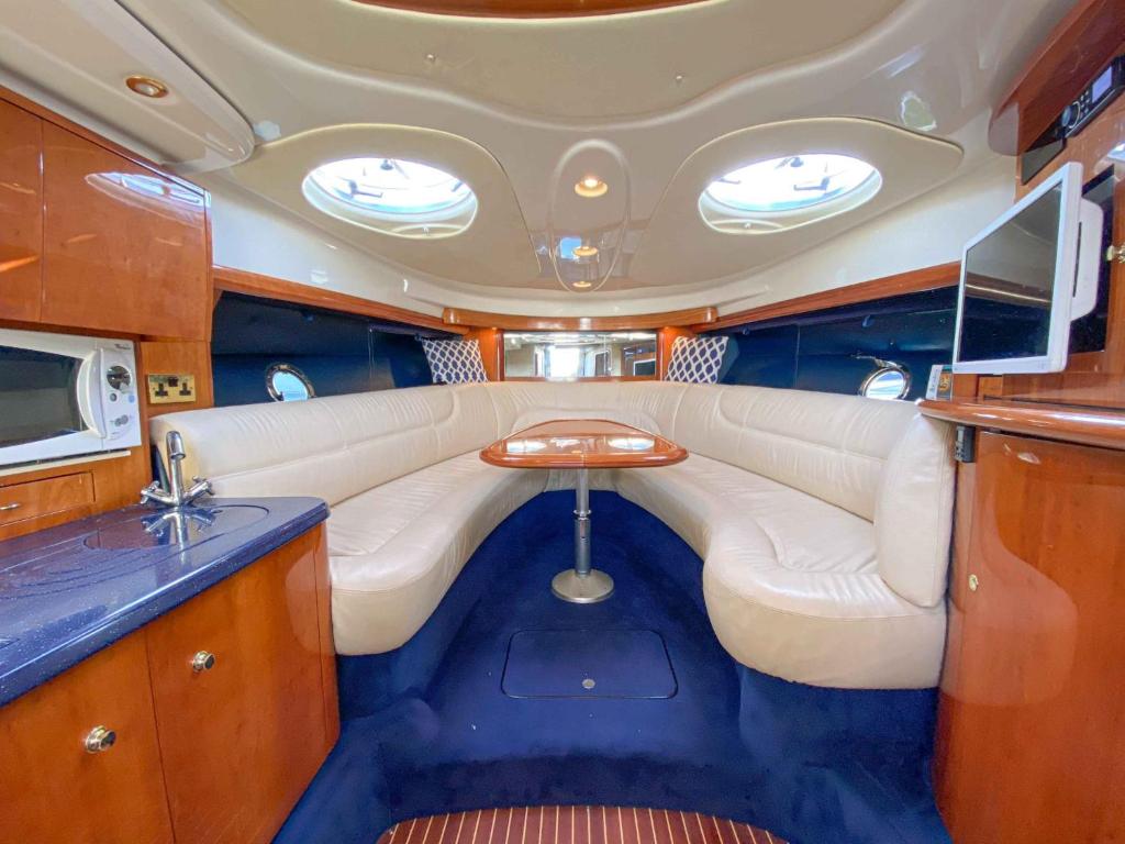 widok na tylne siedzenie łodzi w obiekcie Daily Cruises Private Yachts w mieście Zakintos