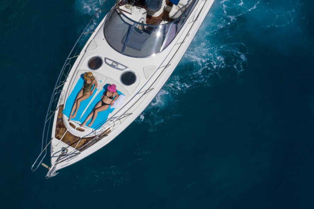 dos personas en un barco en el agua en Daily Cruises Private Yachts en Zakynthos