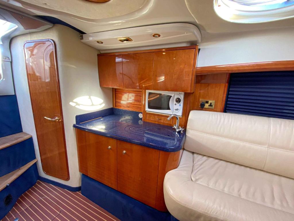Kuchnia lub aneks kuchenny w obiekcie Daily Cruises Private Yachts