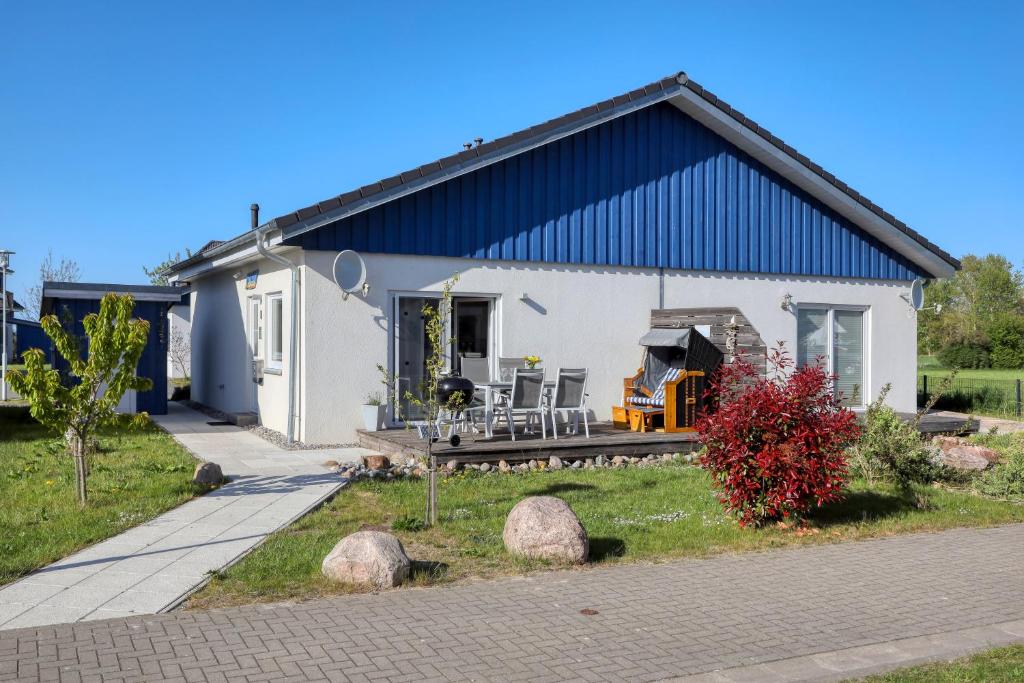 a white house with a blue roof at La Mer in Altefähr