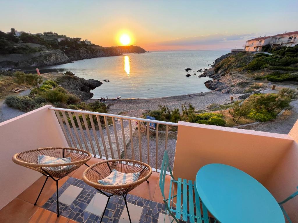 einen Balkon mit Stühlen und Meerblick in der Unterkunft AZUR-Les pieds dans l'eau-Vue sur Mer et Clocher de Collioure en toile de fond - WIFI FIBRE- PARKING Couvert in Collioure