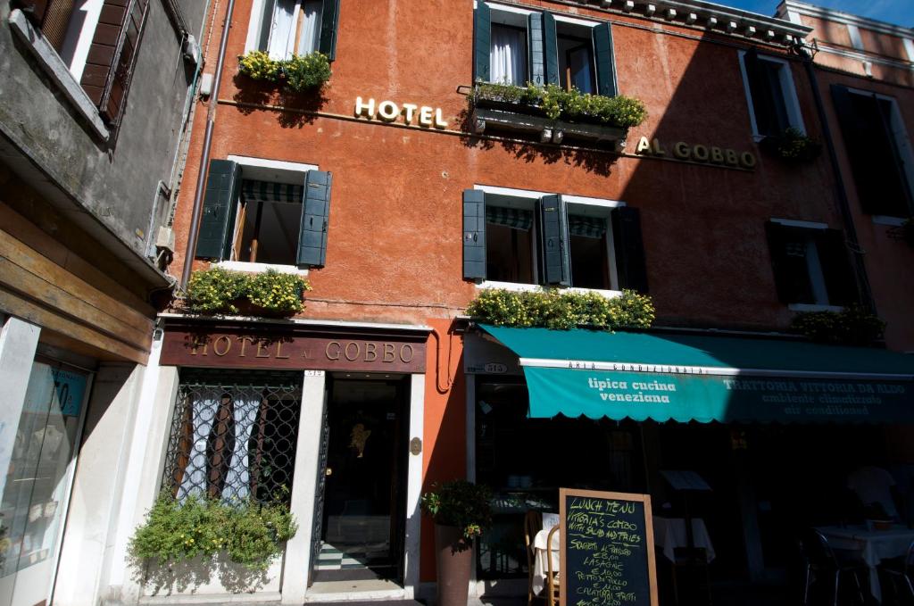 un edificio con un hotel en un lado en Albergo Al Gobbo, en Venecia