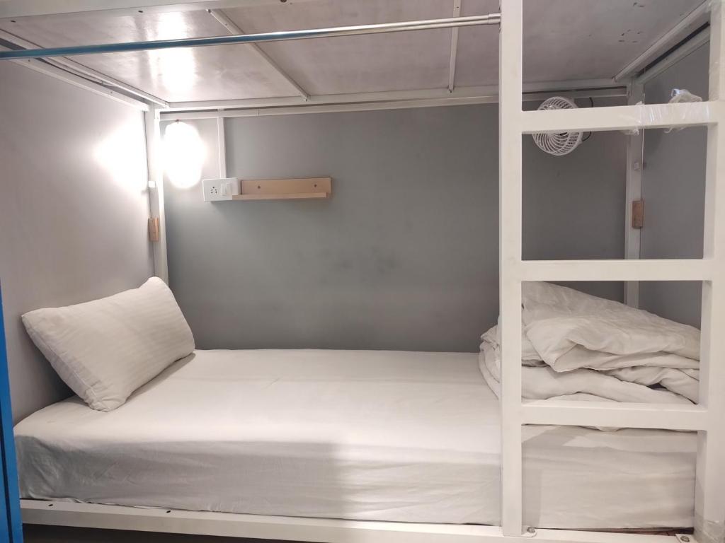Postel nebo postele na pokoji v ubytování Madpackers Bir
