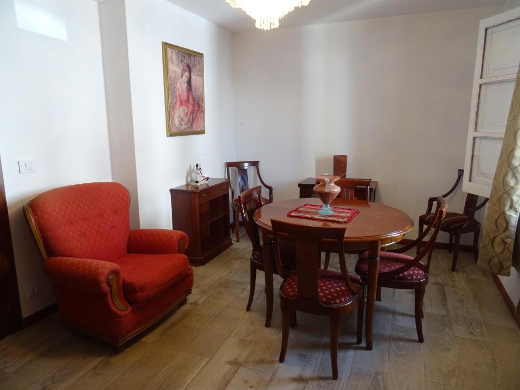 a living room with a table and chairs and a chair at Piso en centro urbano de Puentedeume con terraza in Puentedeume