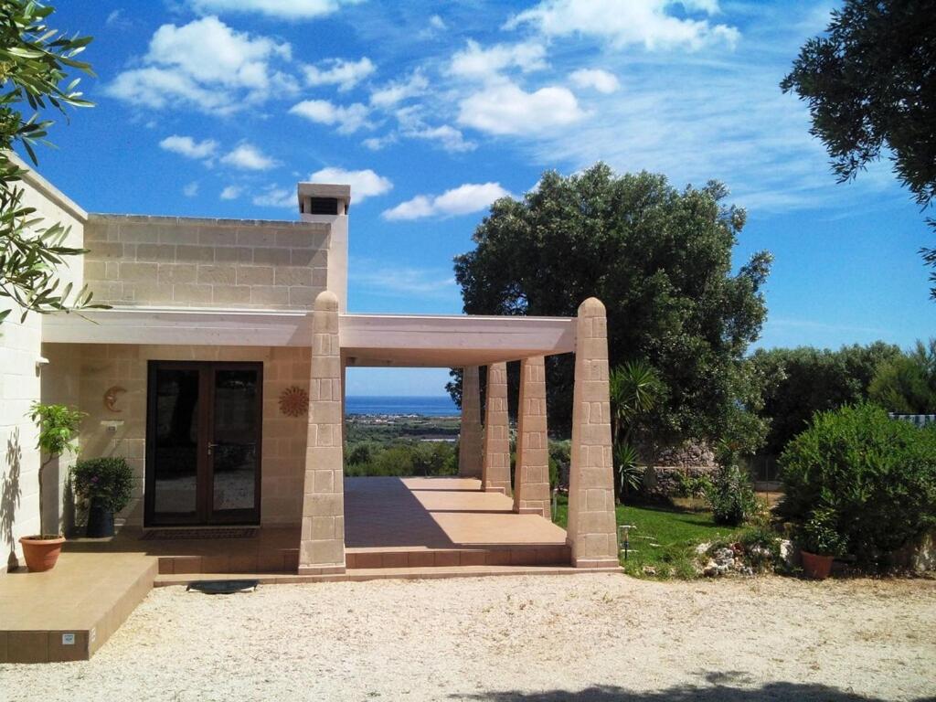ein kleines Haus mit Meerblick in der Unterkunft Villa Alerika in Carovigno