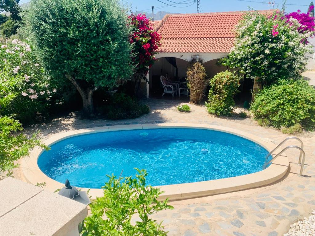 una piscina en el patio de una casa en Casa Hermosa, en Fortuna