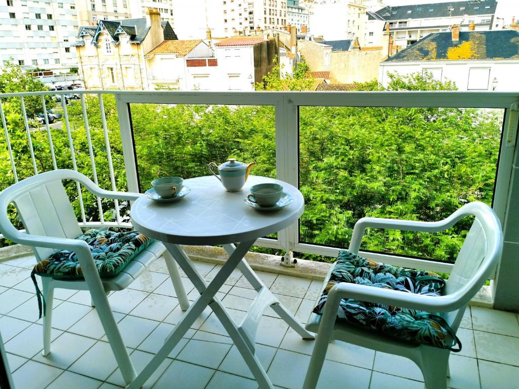 einen kleinen Tisch und zwei Stühle auf dem Balkon in der Unterkunft Les Dunes - A 150m de la Grande Plage in Les Sables-dʼOlonne