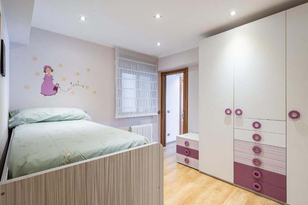 Posteľ alebo postele v izbe v ubytovaní Hauzify I Apartament Sant Roc