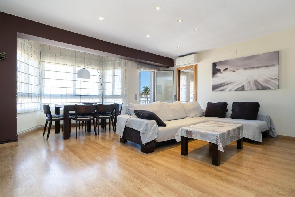 een woonkamer met een bank en een tafel bij Hauzify I Apartament Sant Roc in L'Ametlla de Mar