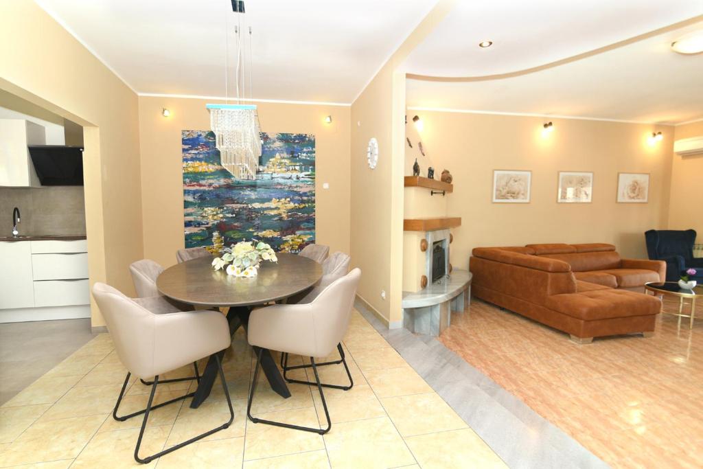 salon ze stołem, krzesłami i kanapą w obiekcie Holiday Home Villa Margherita w Puli