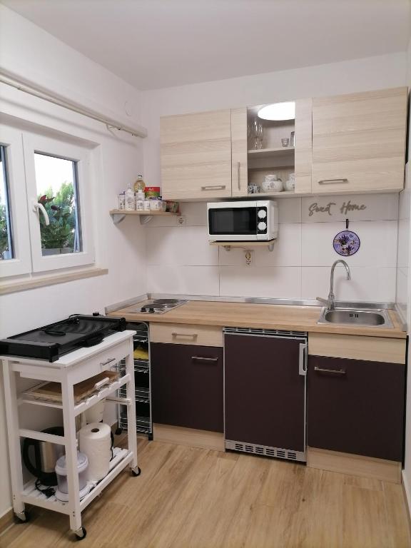 Kuchyňa alebo kuchynka v ubytovaní Apartmani Marina Poreč
