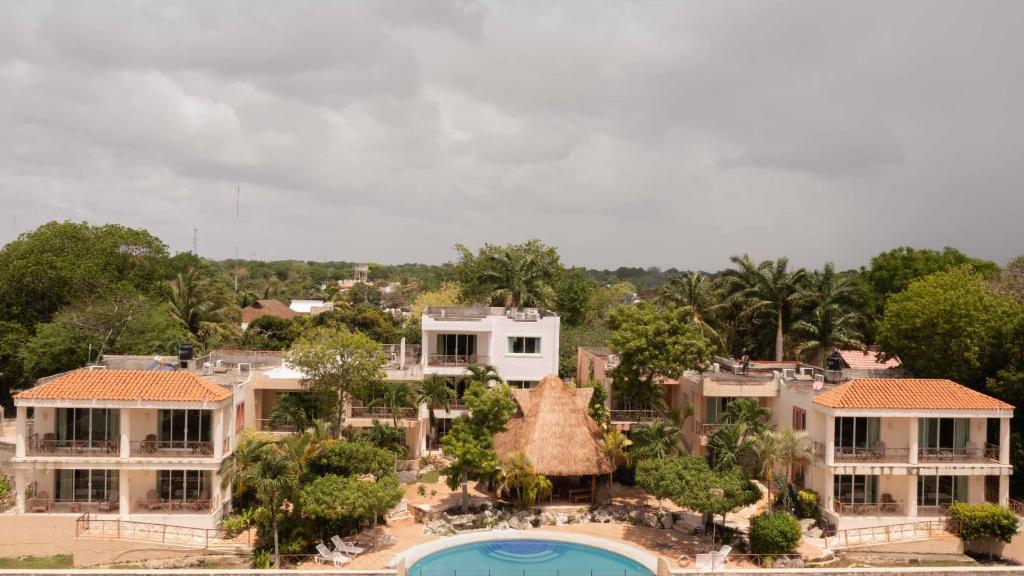 una vista aérea de un complejo con piscina en Villas Bakalar, en Bacalar