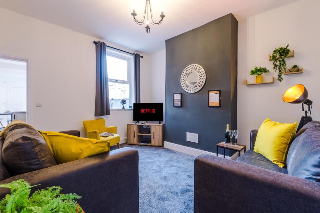 a living room with two couches and a tv at Spacious 4-bed house in Crewe by 53 Degrees Property, ideal for Business & Contractors, Great Location - Sleeps 8 in Crewe