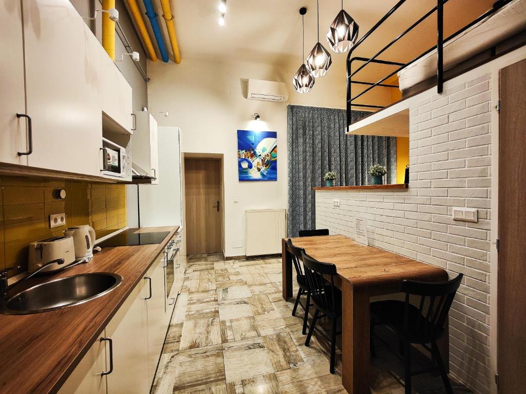 A kitchen or kitchenette at King Apartment