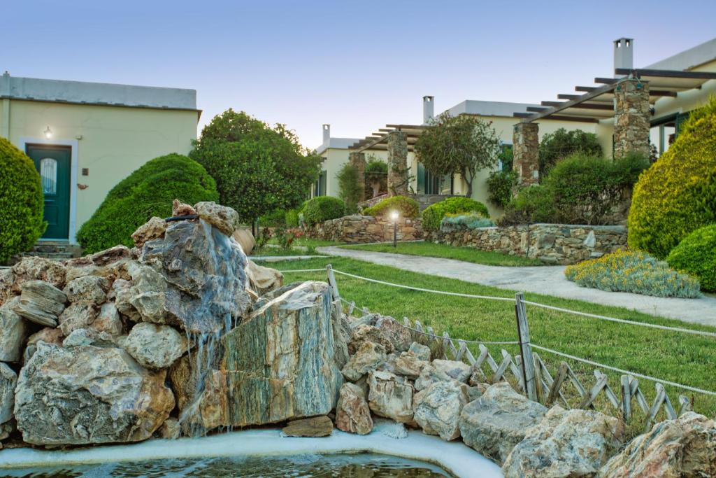 un jardín de rocas frente a una casa en Ktima Nikola, en Marmarion