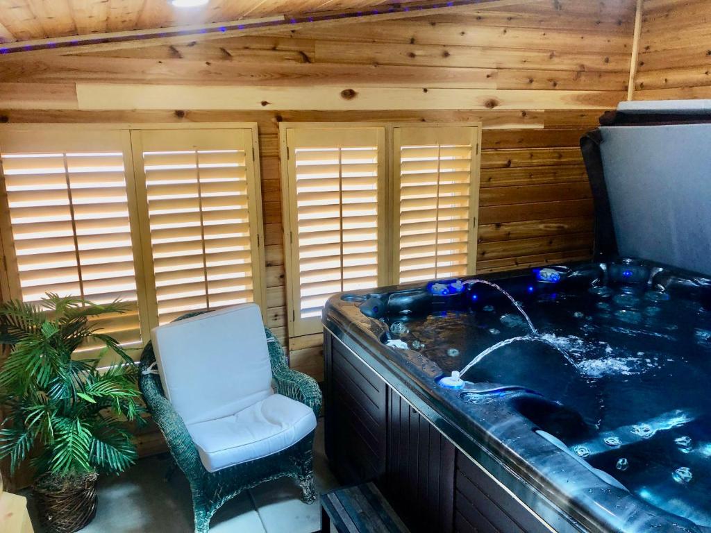 丹佛的住宿－Denver Blue Bear Den 3BR 2BA & Spa，一个带椅子的客房内的按摩浴缸