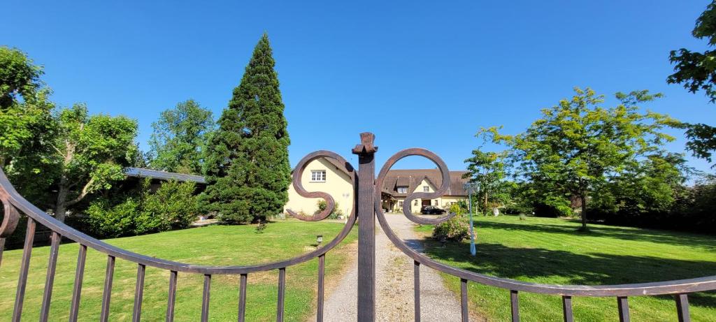 un portail en face d'une maison avec une cour dans l'établissement GITE DU CLOS PAISIBLE, à Jebsheim