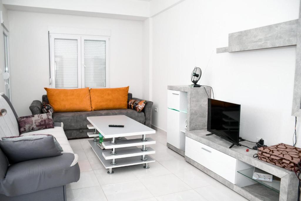 比耶拉的住宿－Apartmani Mili，带沙发和电视的客厅