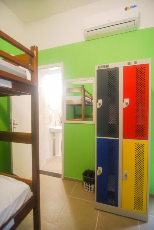 フォルタレザにあるRefugio Hostel Fortalezaの二段ベッド1組、ロッカーが備わる客室です。