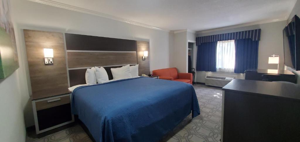 Ambassador Inn and Suites - Superior King Room (Non-Smoking)