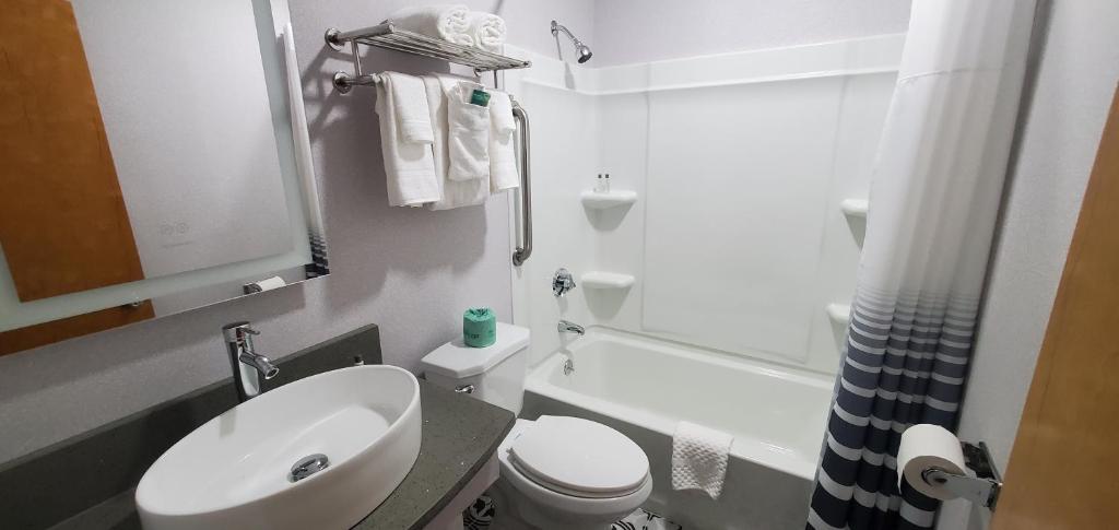 Ambassador Inn and Suites - Superior Room With Two Queen Beds (Non-Smoking)