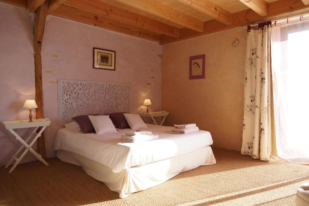 Bout de Cote في Lacam-dʼOurcet: غرفة نوم بسرير كبير في غرفة
