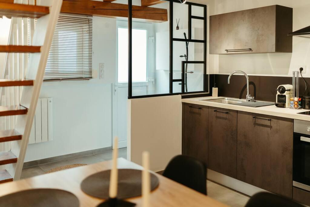Kuchyňa alebo kuchynka v ubytovaní La Villetta SPA -logement atypique
