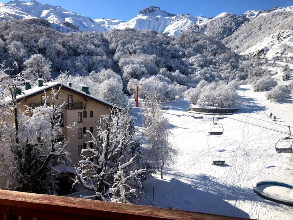 una estación de esquí con un remonte en la nieve en Apartamento Termas de Chillán, en Nevados de Chillán