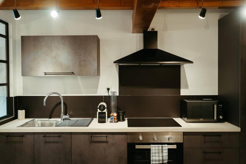 Kuchyňa alebo kuchynka v ubytovaní La Villetta SPA -logement atypique