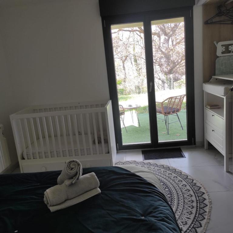Posteľ alebo postele v izbe v ubytovaní L'escapade.T2 ☆ Jardin ☆ Spacieux ☆ Calme
