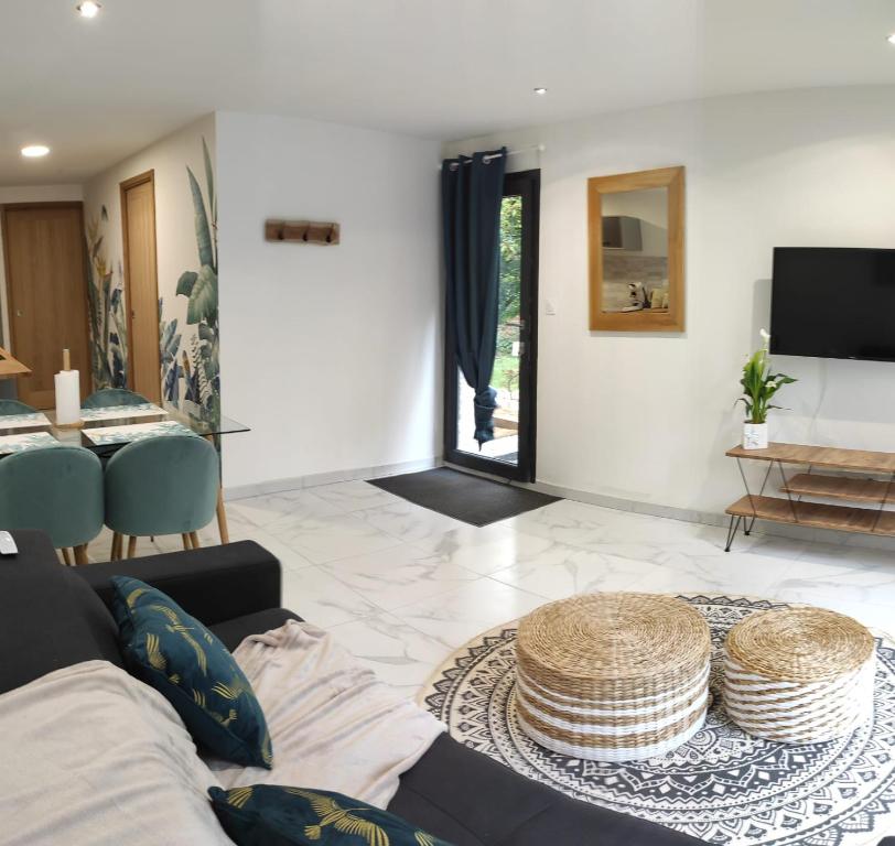 Televízia a/alebo spoločenská miestnosť v ubytovaní L'escapade.T2 ☆ Jardin ☆ Spacieux ☆ Calme