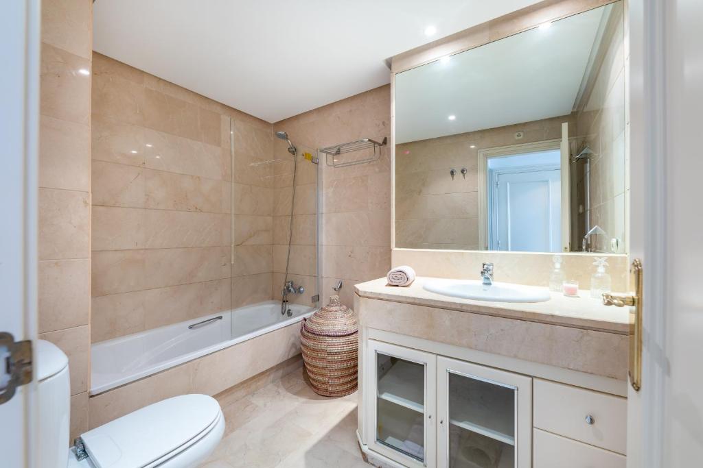 Kúpeľňa v ubytovaní Apartment in Puerto Banus with pool views and parking