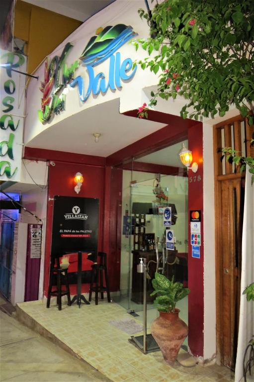 塔拉波托Flor del Valle Posada的前面有标牌的餐厅