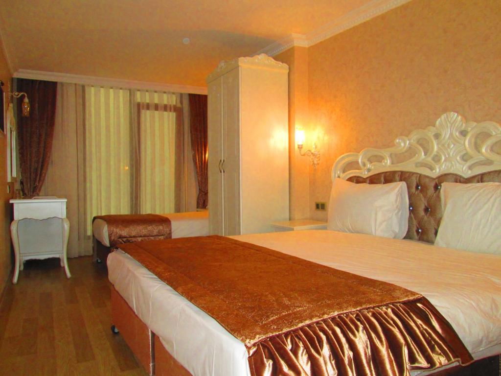 A bed or beds in a room at Sultanahmet Newport Hotel
