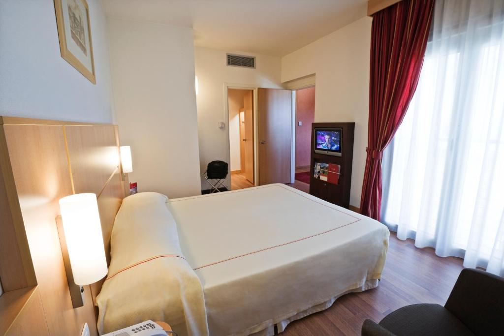 Łóżko lub łóżka w pokoju w obiekcie Hotel Rafael