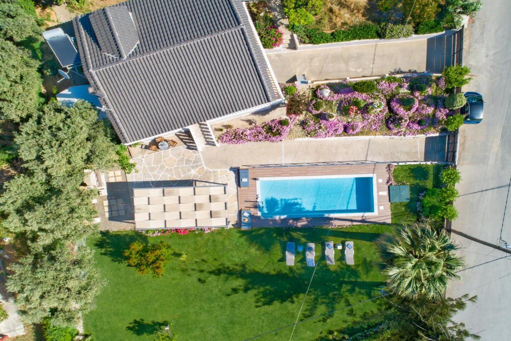 uma vista superior de uma casa com piscina em Santy Villa em Gerani