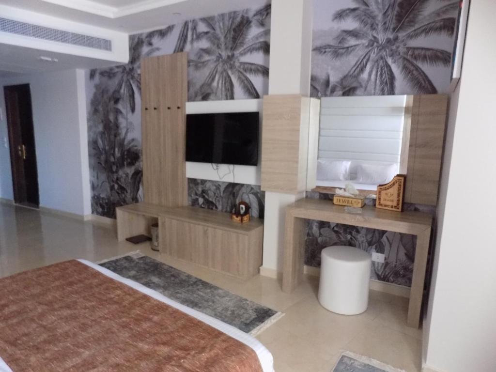 TV a/nebo společenská místnost v ubytování Jewel Sharm El Sheikh Hotel