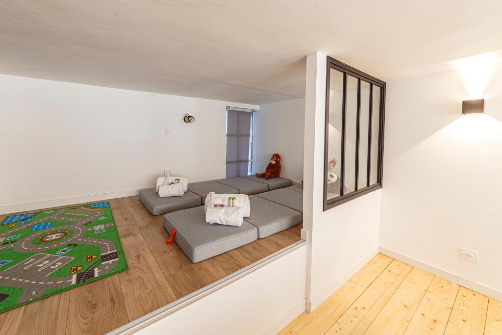salon z 2 kanapami i oknem w obiekcie Louisa w mieście Dinard