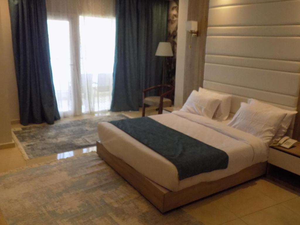 Postel nebo postele na pokoji v ubytování Jewel Sharm El Sheikh Hotel