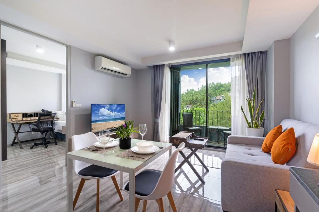 TV a/nebo společenská místnost v ubytování Tropical Living Surin Beach Phuket