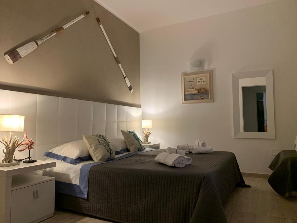 sypialnia z łóżkiem z dwoma ręcznikami w obiekcie AQUARAMA Rooms & Apartments w mieście Torre Squillace